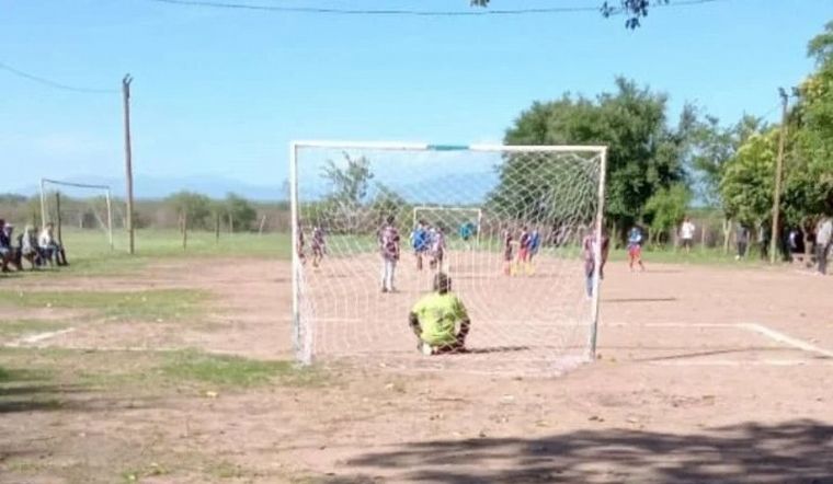 Bautista Stepke ataja de rodillas y sueña con conocer a Armani