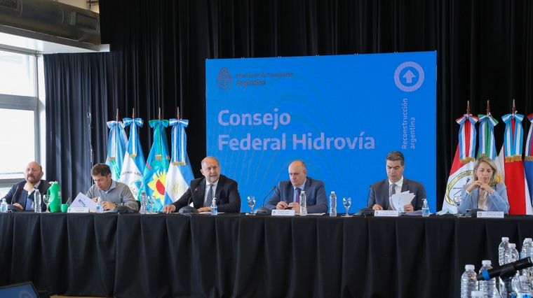 Perotti junto a otros gobernadores en el Consejo Federal de la Hidrovía.
