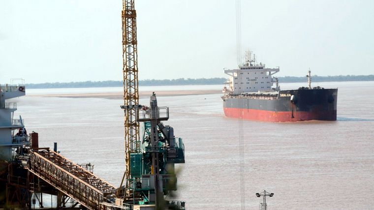 FOTO: La bajante en el río Paraná ocasiona pérdidas millonarias en exportaciones. 