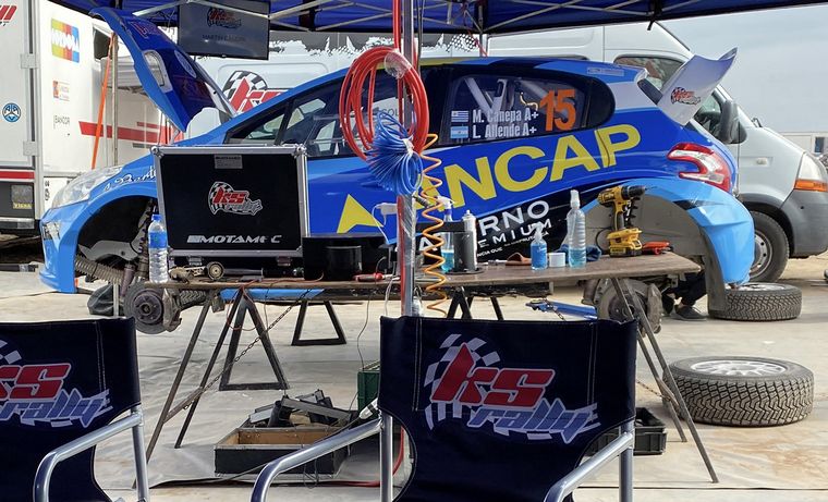 Martín Cánepa con su P.208 en la asistencia del KS Racing, 1° en Maxi Rally.