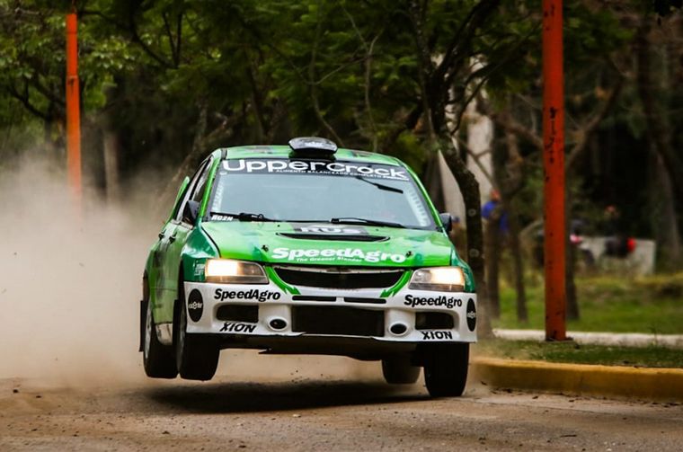 FOTO: Martín Cánepa con su P.208 en la asistencia del KS Racing, 1° en Maxi Rally.