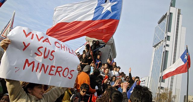 Las calles de Santiago y la alegría de su gente por los mineros