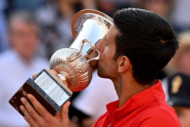 FOTO: Djokovic ganó su primer torneo del año con autoridad sobre Tsitsipas