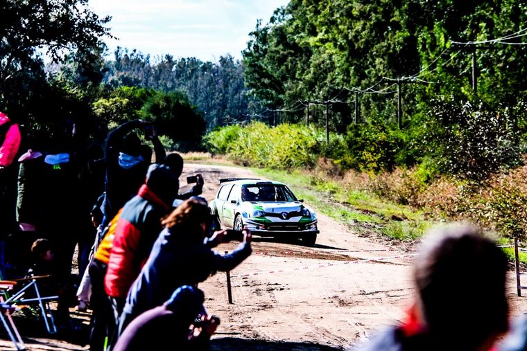 Halpern/Monasterolo )Clio) fueron los vencedores en Maxi Rally.