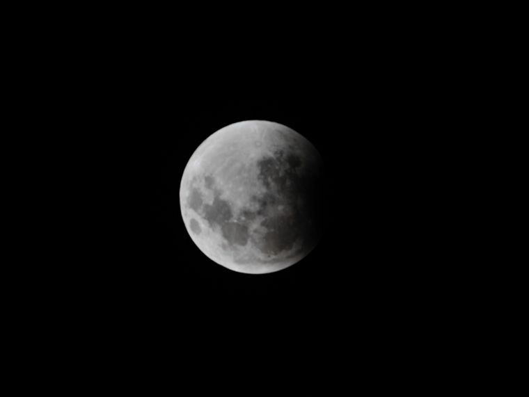 FOTO: El inicio del eclipse total de luna, visto desde Córdoba. 