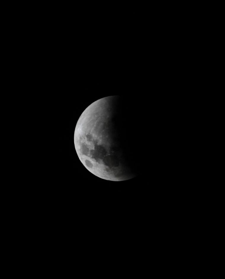 FOTO: Así se vio el eclipse en Córdoba, a las 23.55 del domingo. 