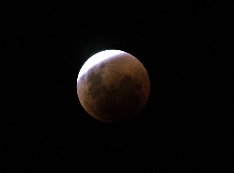 FOTO: Así se vio el eclipse total de luna en Córdoba, a la 1.23 de este lunes.