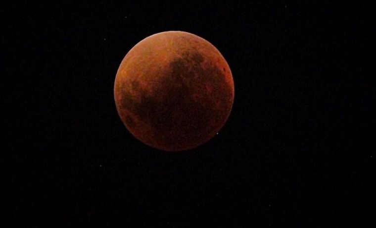 FOTO: Así se vio el eclipse total de luna en Córdoba, a la 1.50 de este lunes.