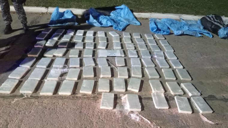 El cargamento estaba ubicado a más de dos kilómetros de un camino de tierra.