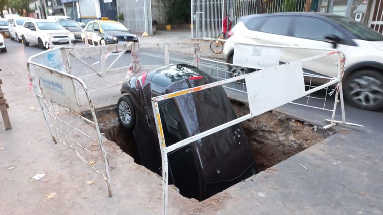 FOTO: Otro auto cayó en un pozo en Rosario