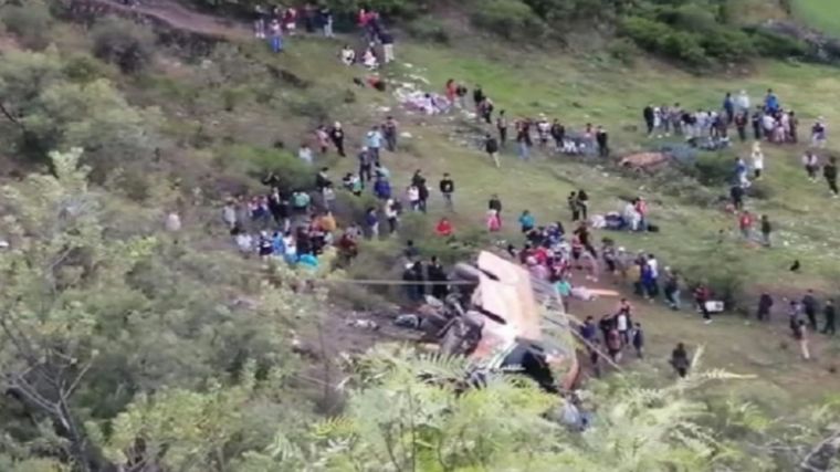 FOTO: 11 muertos al caer un colectivo a un abismo en Perú (Foto: Agencia Andina).