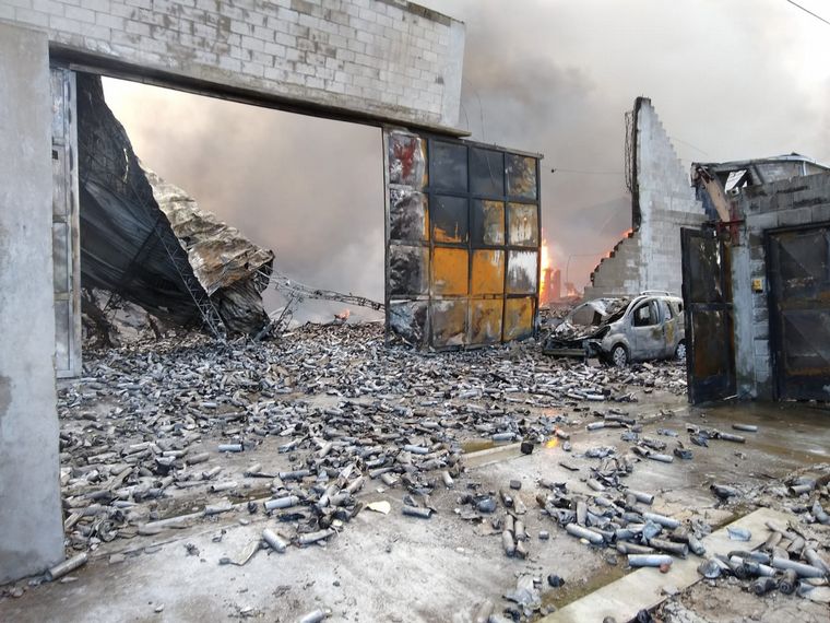FOTO: Un incendio afectó dos fábricas en Dock Sud.