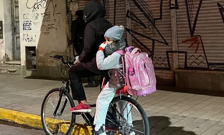 FOTO: Paro en Córdoba: una nena va en bici a la escuela por calle La Rioja.