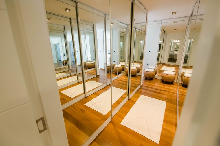 FOTO: Los espejos, gran manera de ampliar pasillos angostos (Casones del Golf/Edisur)