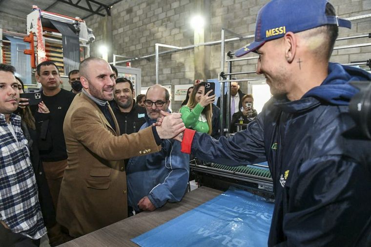 Martín Guzmán se mostró con Juan Zabaleta en el partido bonaerense de Almirante Brown