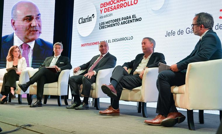 Manzur, en el Ciclo “Democracia y Desarrollo”.