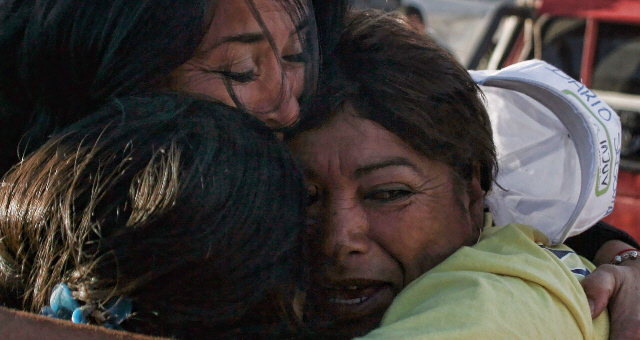Familiares de los mineros atrapados emocionados tras el hallazgo de los 33 trabajadores.