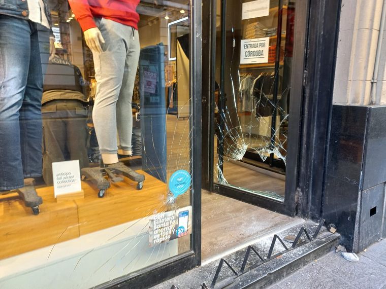 Los delincuentes se llevaron mercadería.