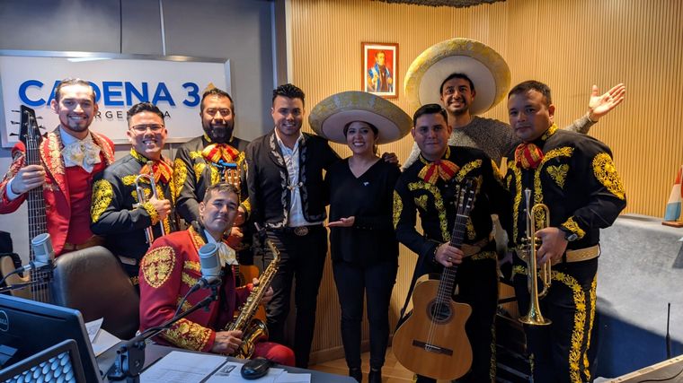 FOTO: Julián Burgos y sus mariachis tocan el 25 de mayo en Quality