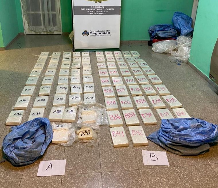 FOTO: Cargamento de cocaína hallado en un campo de Santa Fe