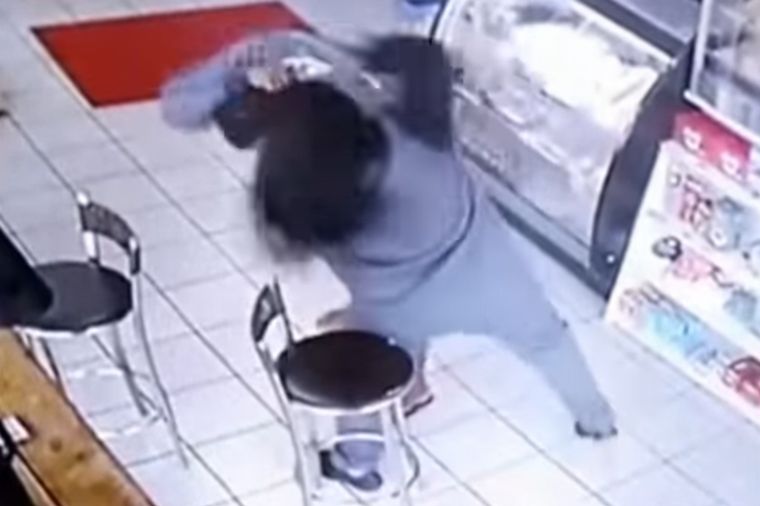 FOTO: Una mujer golpeó a un hombre que le tocó una pierna (Foto: Captura de video)