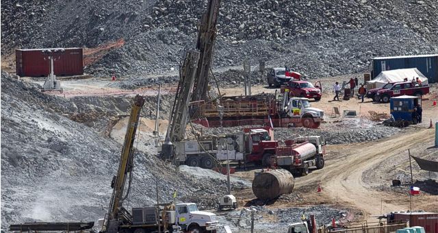 Obreros ya trabajan en el rescate de los mineros