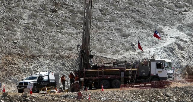 Obreros ya trabajan en el rescate de los mineros