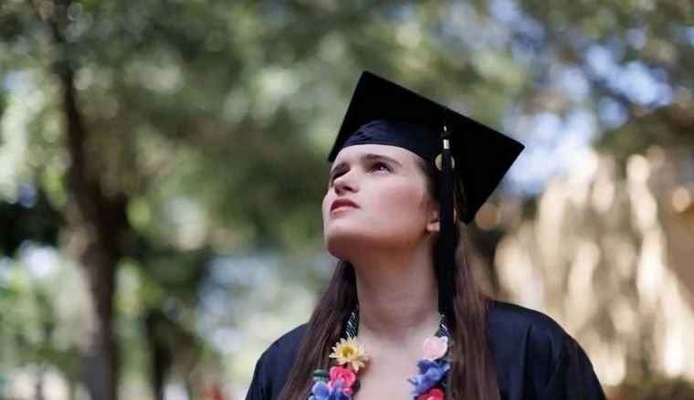 Elizabeth Bonker brindó un discurso con un programa porque tiene autismo no verbal