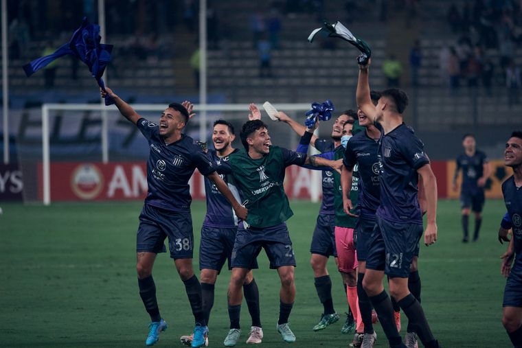 Los jugadores de Talleres, celebrando en Lima el pase a octavos de final.