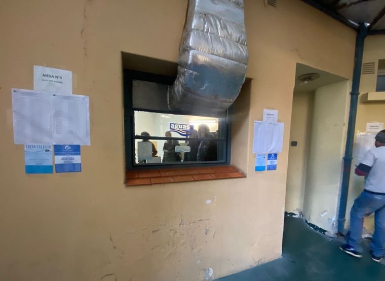 Algunos afiliados fueron a votar, aunque los comicios estaban suspendidos.