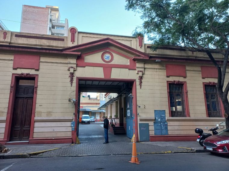 La sede de Obras Sanitarias amaneció en medio de un clima conflictivo.