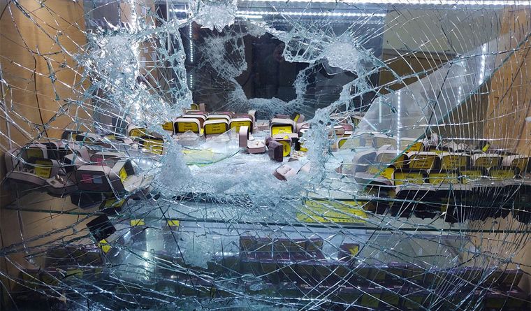 FOTO: Atacaron con una maza la vidriera de una joyería céntrica en Rosario.  