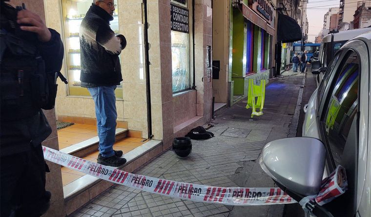 FOTO: Atacaron con una maza la vidriera de una joyería céntrica en Rosario.  