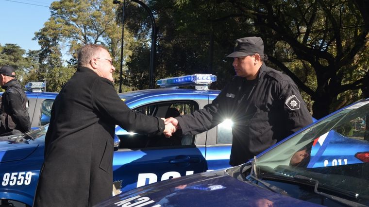 El ministro de Seguridad de Santa Fe entregó móviles para Rosario y alrededores.