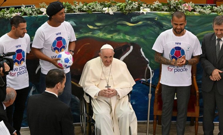 FOTO: Francisco bendijo la pelota para el Partido por la Paz