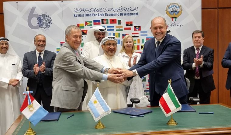 FOTO: Omar Perotti y Juan Schiaretti firmaron financiamiento en Kuwait para sus provincias