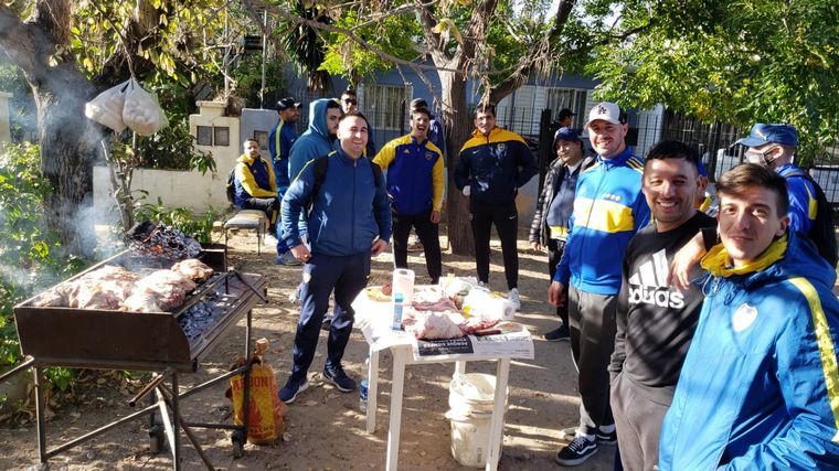 Los hinchas de Boca y de Tigre llenaron de color los alrededores del estadio Kempes.
