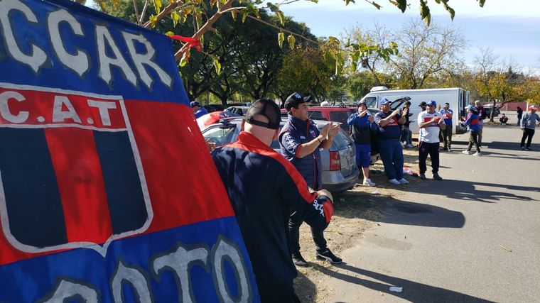 Los hinchas de Boca y de Tigre llenaron de color los alrededores del estadio Kempes.