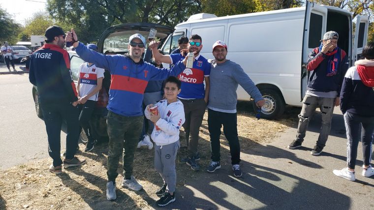 Los hinchas de Boca y de Tigre llenaron de color los alrededores del estadio Kempes.
