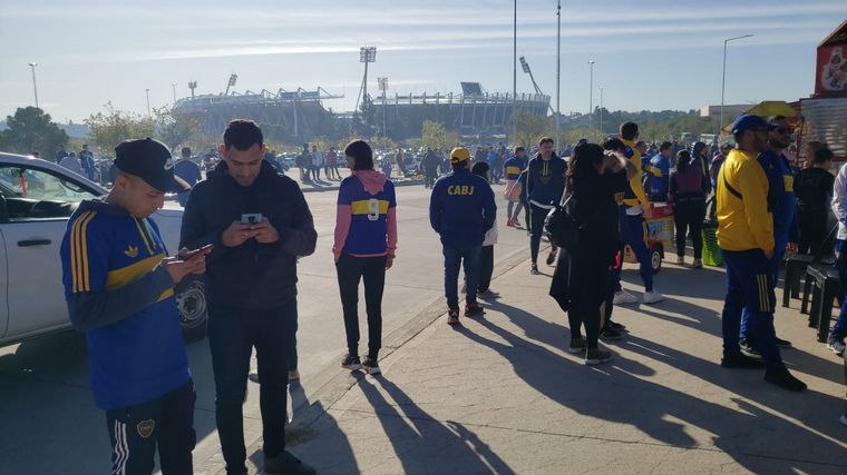 Los hinchas de Boca y de Tigre llenaron de color los alrededores del estadio Kempes.