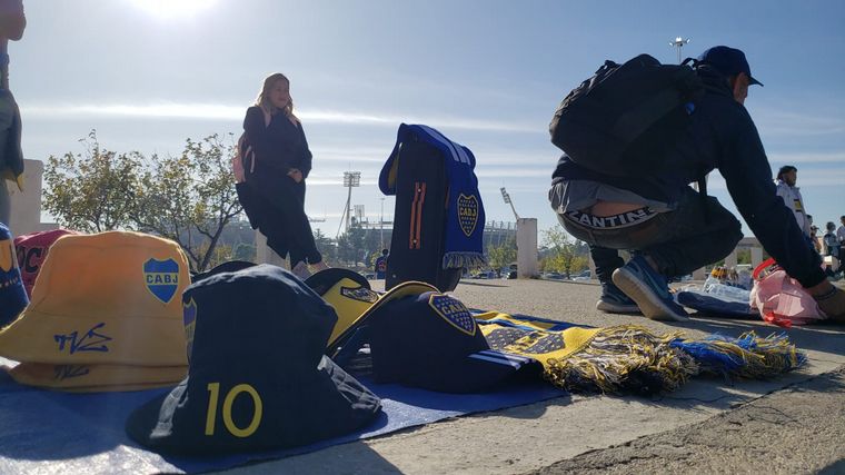 Los hinchas de Boca y de Tigre llenaron de color los alrededores del estadio Kempes.