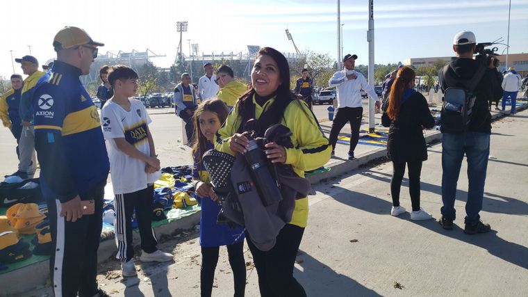 Los hinchas de Boca y de Tigre llenaron de color los alrededores del estadio Kempes.