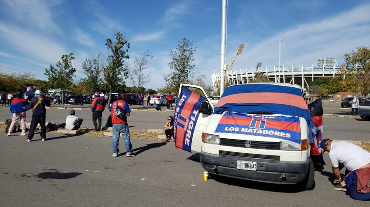 Los hinchas de Boca y de Tigre llenaron de color los alrededores del estadio Kempes.