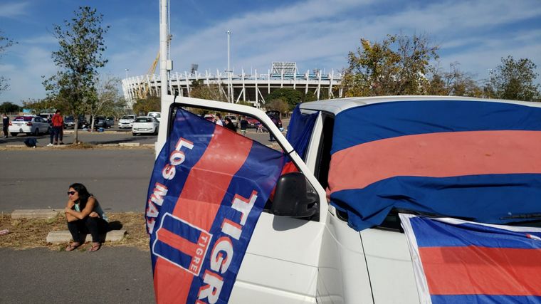 Los hinchas de Boca y de Tigre llenaron de color los alrededores del estadio Kempes.