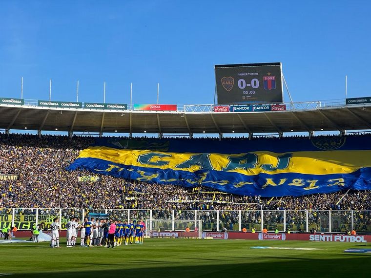 La hinchada de Boca recibió a sus jugadores con una espectacular bandera. 