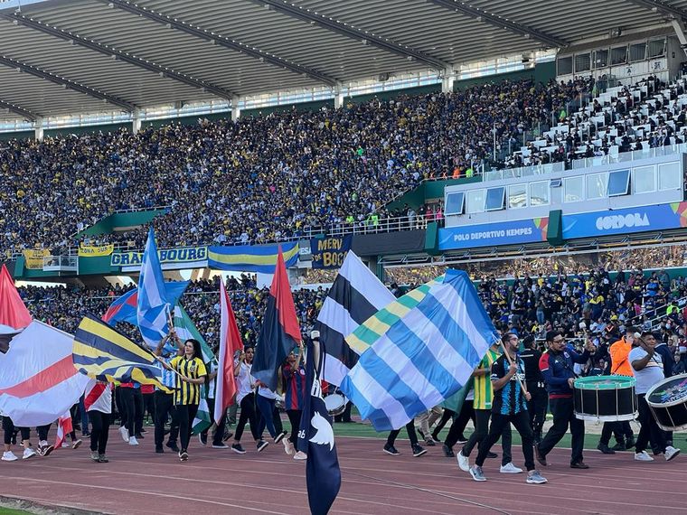 Marco espectacular. Los hinchas colmaron las tribunas del Mario Alberto Kempes.