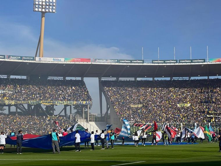 FOTO: Los hinchas entraron a la cancha minutos antes comenzar el encuentro entre Boca-Tigre