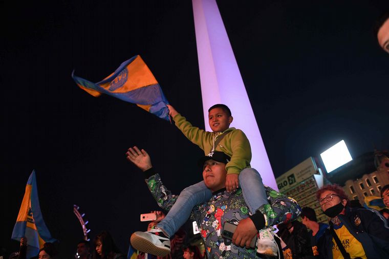 FOTO: Los hinchas de Boca viven una fiesta en el Obelisco luego del título conseguido.