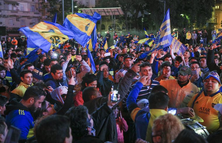 Los hinchas de Boca viven una fiesta en el Obelisco luego del título conseguido.