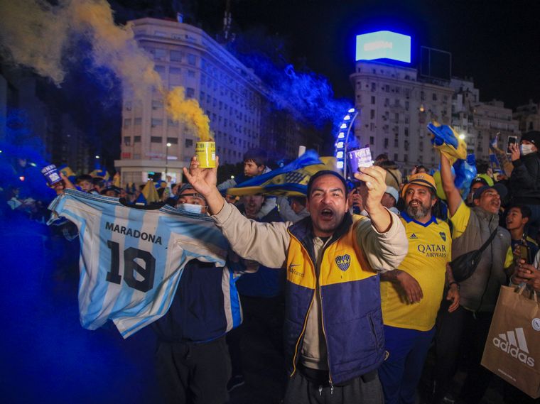 Los hinchas de Boca viven una fiesta en el Obelisco luego del título conseguido.
